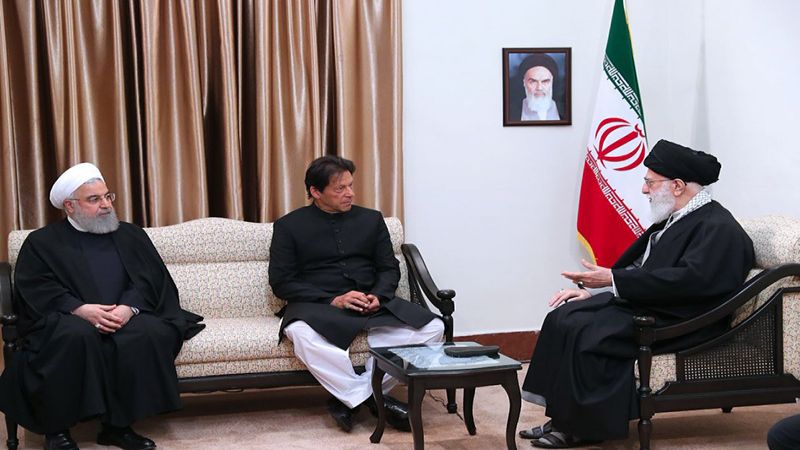 الإمام الخامنئي لدى استقباله خان: يجب تعزيز العلاقات بين إيران وباكستان على رغم أنف الكارهين